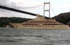 Rus milyarder Alişer Burhanoviç Usmanov’un yüzen sarayı ''Dilbar'' Boğaz'dan geçti!