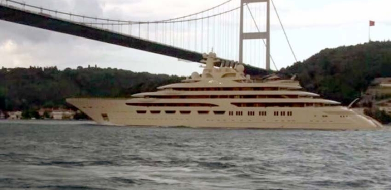 Rus milyarder Alişer Burhanoviç Usmanov’un yüzen sarayı ”Dilbar” Boğaz’dan geçti!
