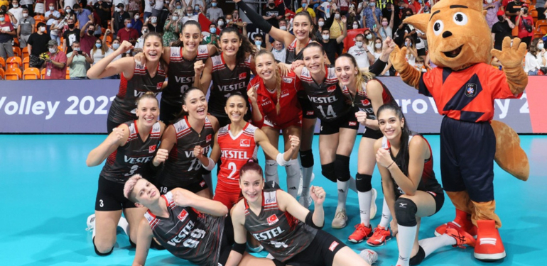 Hollanda’yı 3-0 yenen Filenin Sultanları Avrupa üçüncüsü oldu.