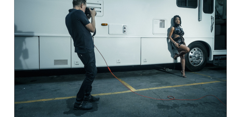 Bryan Adams tarafından çekilen 2022 Pirelli Takvimi’nden ilk görüntüler
