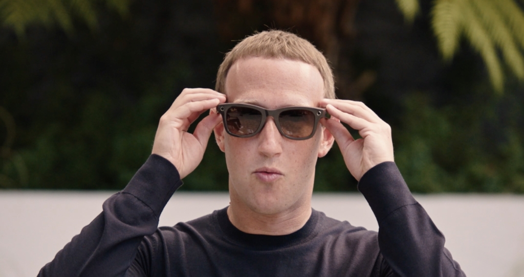 Facebook ve Ray-Ban'ın ürettiği akıllı gözlük satışa çıktı.