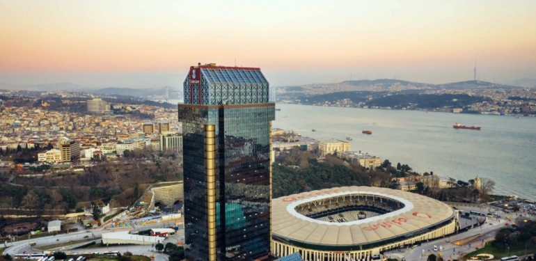 Ritz Carlton Otel’den film izleyenlerin üzerine kova kova su döküldü.