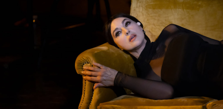 Dünya Starı Monica Bellucci’nin, Zorlu PSM’deki Son Performansında Ünlüler Geçidi!