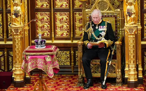 Charles İngiltere Kralı ilan edildi