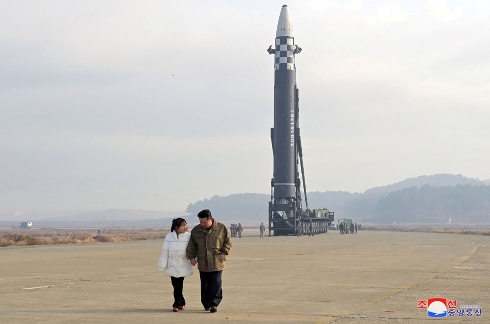 Kuzey Kore lideri Kim Jong ilk defa kızı ile kameraların karşısına çıktı.