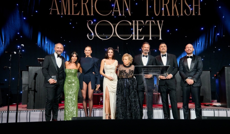 Türk televizyon ve sinema yıldızlarına Amerikan Türk Cemiyeti’nden özel ödül