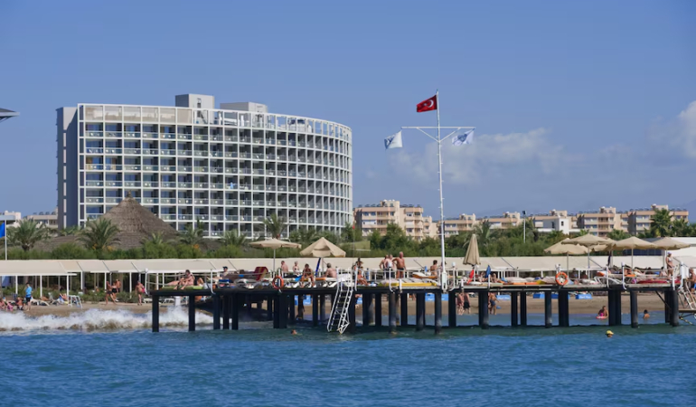 Antalya’daki beş yıldızlı otelin çatı katında 44 kaçak oda yapıldı.