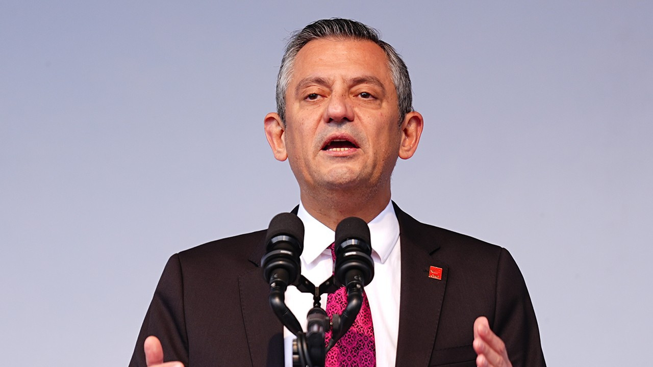 ozgur-ozelden-asgari-ucrete-sert-tepki-62I1ixC5.jpg