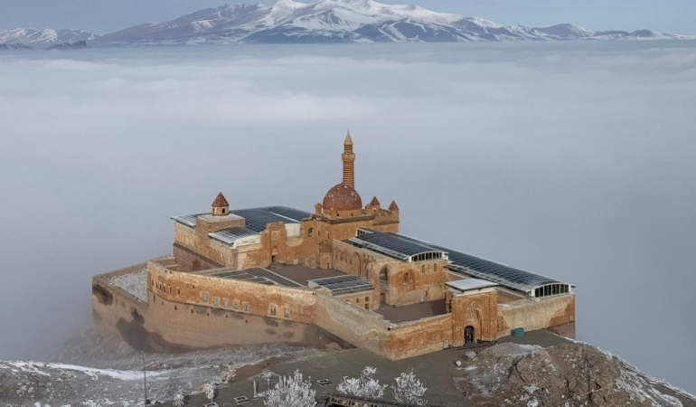 İshak Paşa Sarayı: Tarihin Büyüsü ve Büyüleyici Manzara
