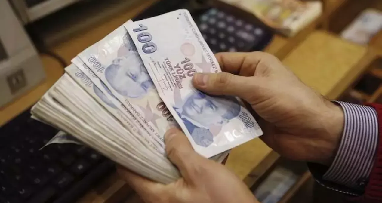 memur-sen-uyeleri-hazine-ve-maliye-bakanligi-onunde-toplandi-LumPFDG8.jpg