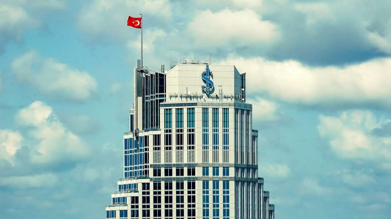 yeni-yilda-is-bankasindan-calisanlara-yuzde-20-maas-zammi-WDqJ1dPu.jpg