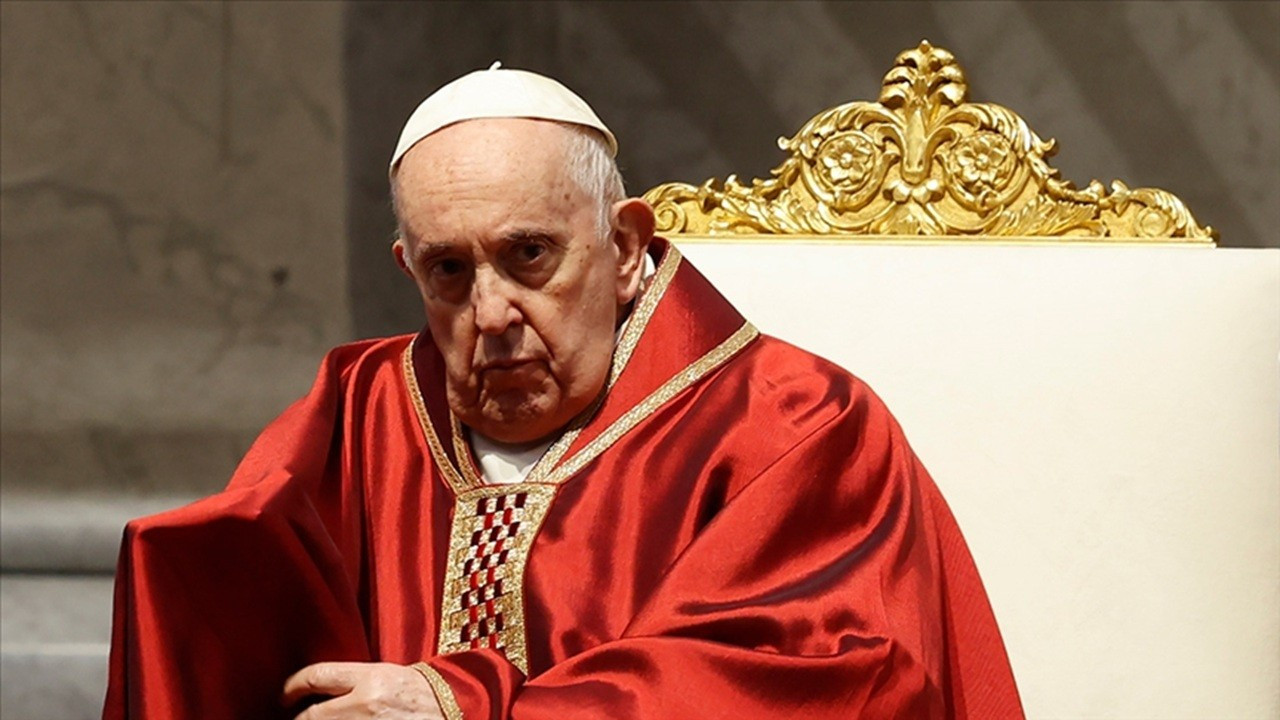 vatikan-duyurdu-papa-franciscus-hastaneye-kaldirildi-w2497DEx.jpg