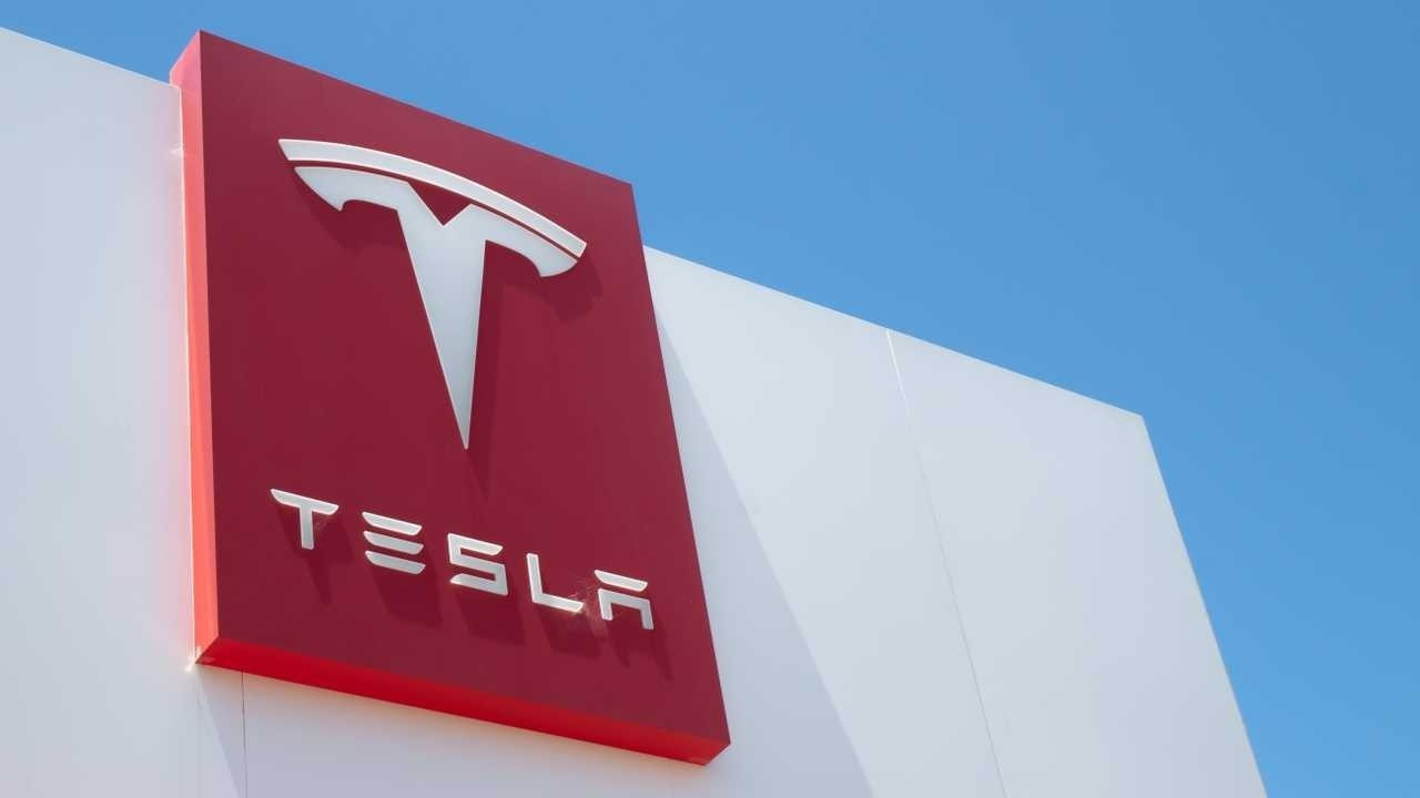 italyada-tesla-bayisinde-17-araba-yandi-kaza-mi-yoksa-kundaklama-mi-nRDLwgyt.jpg