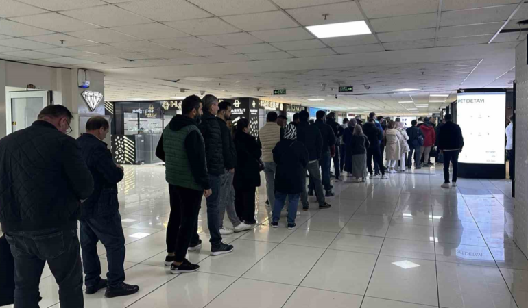 Ekmek değil altın kuyruğu! İstanbullular Kuyumcukent’e akın etti