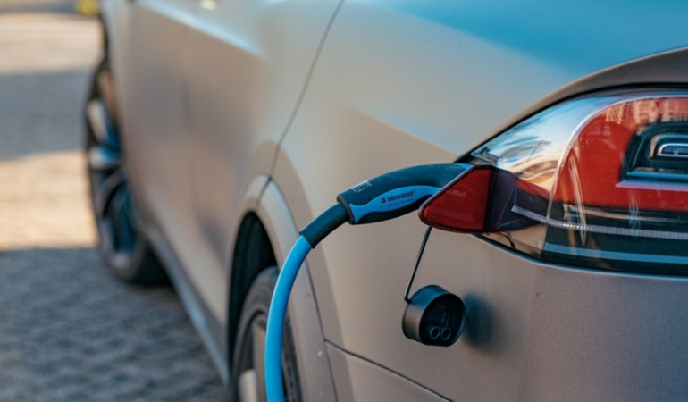 İngiltere elektrikli araç üreticilerine yönelik kurallarını yumuşattı