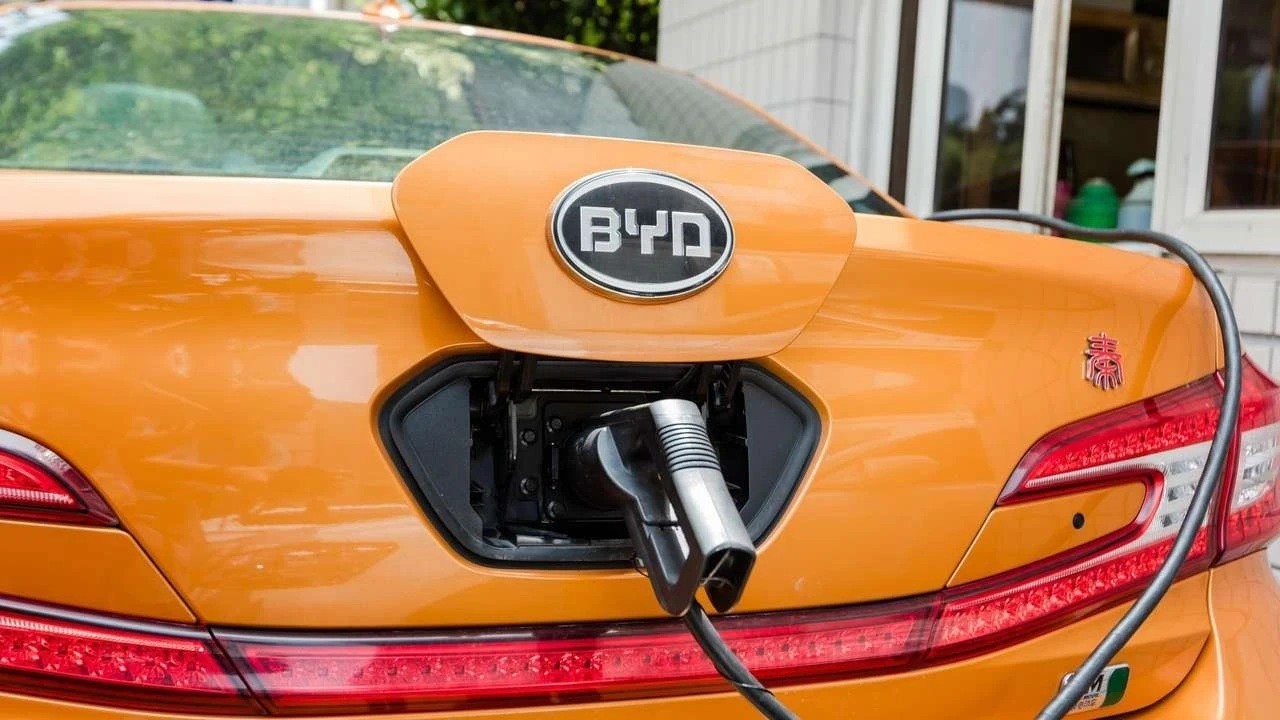 avrupada-bir-ilk-byd-elektrikli-arac-satislarinda-teslayi-geride-birakti-BNrwFBja.jpg