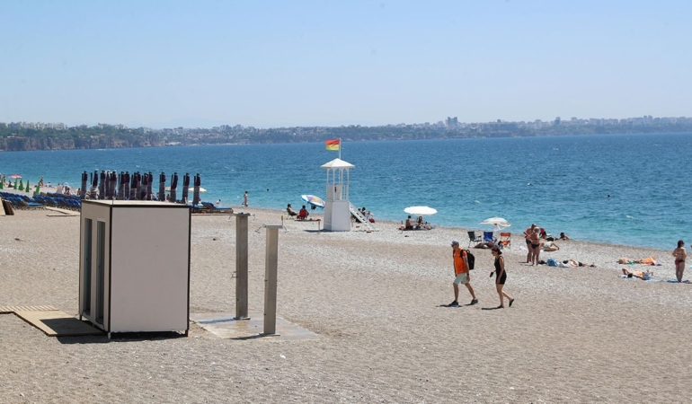 Konyaaltı kıyısı döneme hazır: 7 kilometrelik çizgi yenilendi