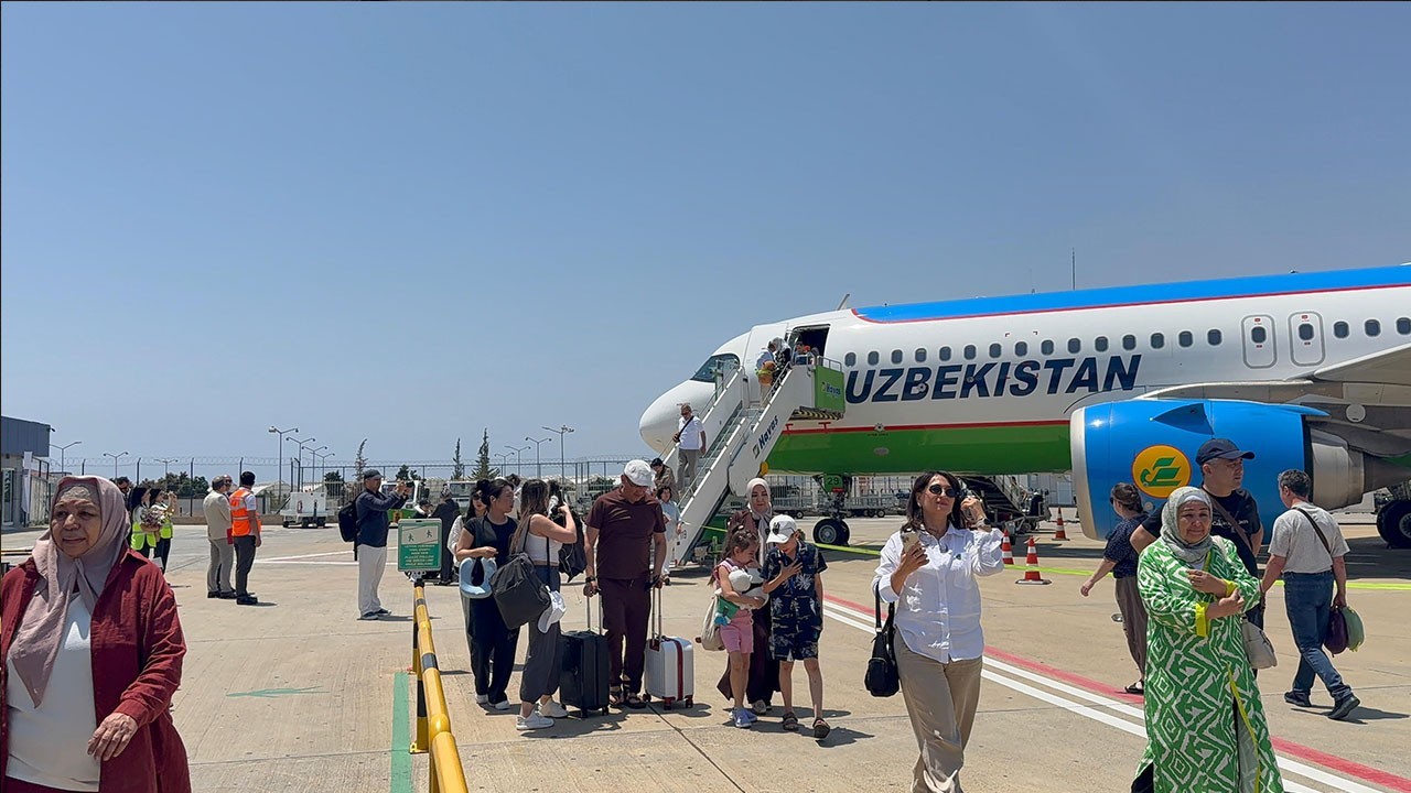 ozbekistandan-gazipasa-alanya-havalimanina-birinci-direkt-ucus-gerceklesti-yCtS4fWS.jpg