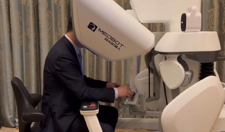 Tarihi gelişme! 5 bin kilometre uzaktan ameliyat yaptılar