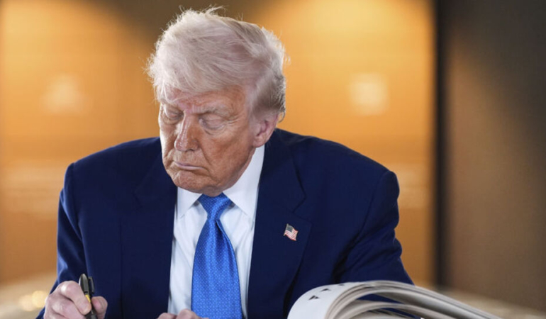 Trump, “GENIUS” tasarısını imzaladı