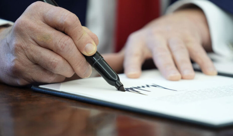 Trump’tan yapay zeka şirketlerinin önünü açacak kararnamelere imza