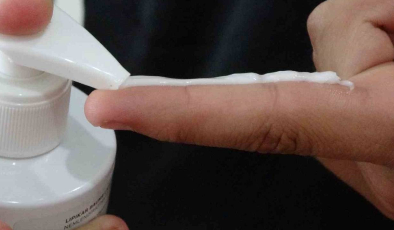 İnternetten aldıkları kremi kullanan 4 kişi ağır bakımlık oldu! Kezzap gibisi bir tesir yaratıyor