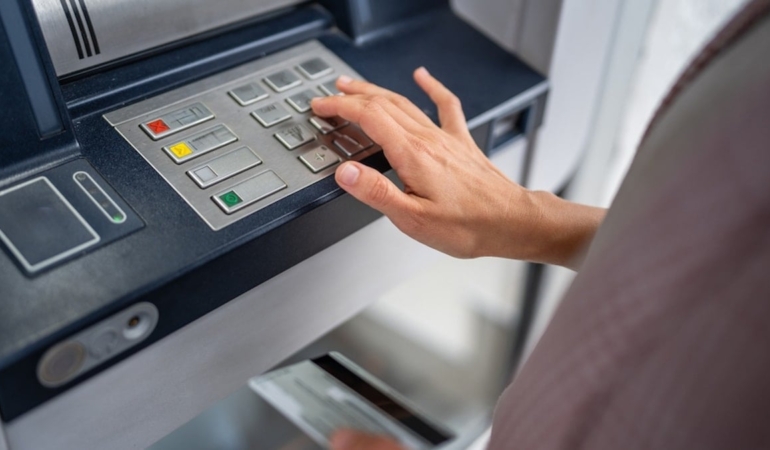 ATM’de basmayı unuttuğu tuş yüzünden bir tomar parası gitti!