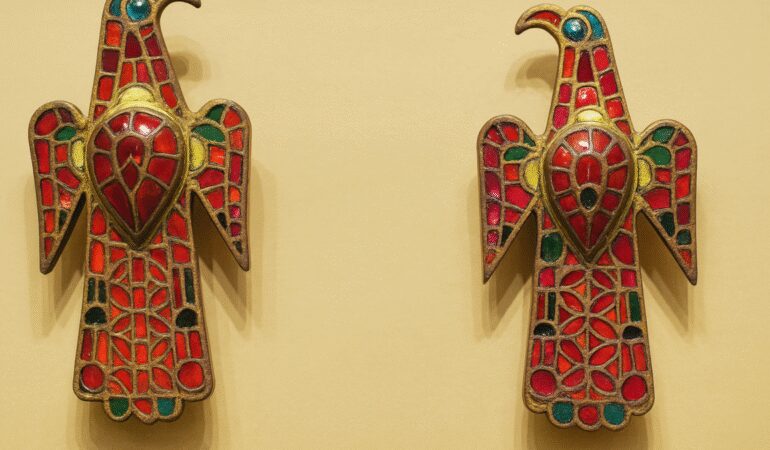 Bin 500 yıllık broşlar tartışma yarattı: Bilinmeyen kraliçeye mi aitti?