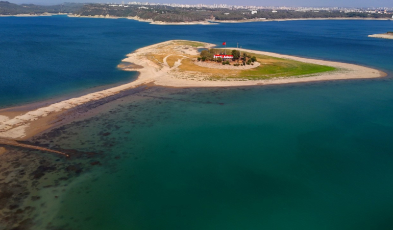 Seyhan Baraj Gölü’nde sular çekildi, ‘sevgi yolu’ gün yüzüne çıktı