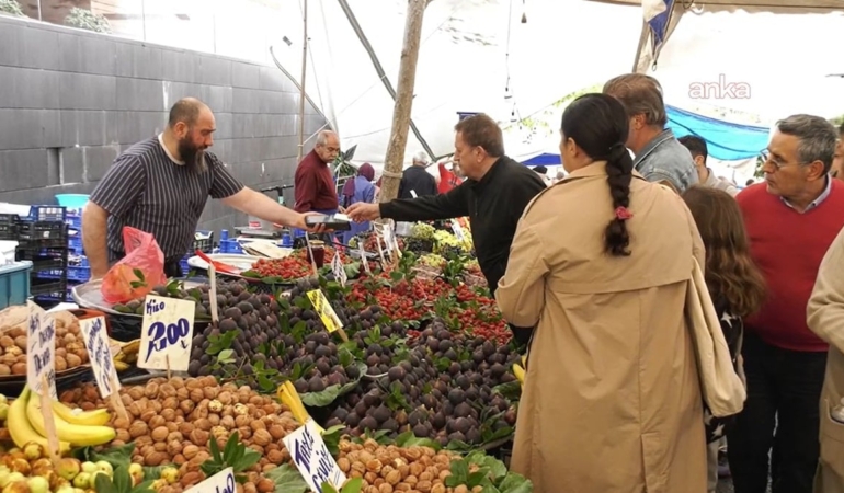 Zenginlere para dağıtıyor fakirlere hiç