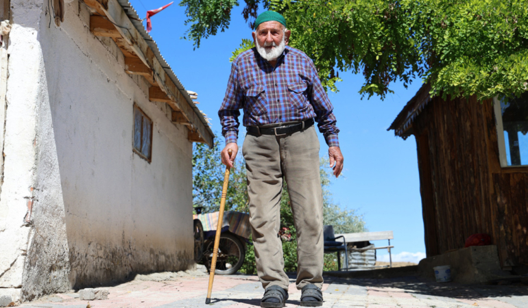 100 yaşındaki Mahmut Dede uzun yaşamanın sırrını açıkladı