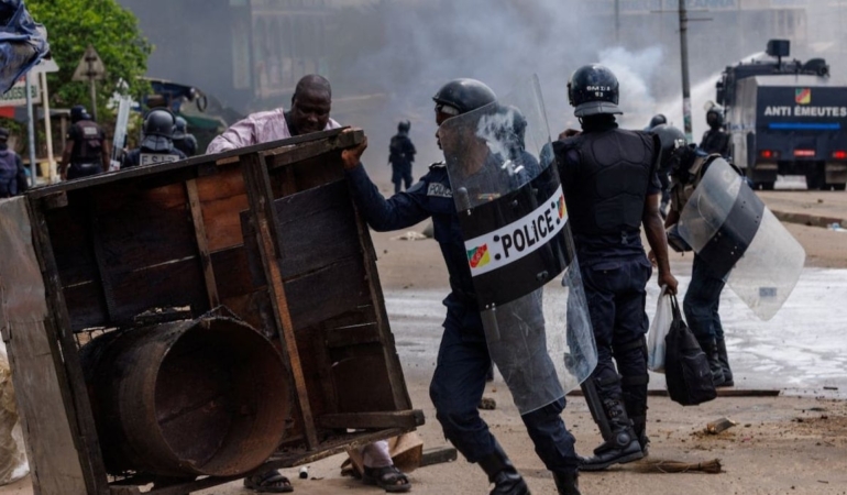 99 yaşına kadar kalacak Başkan, ülkeyi birbirine kattı: Polis, halka ateş açtı