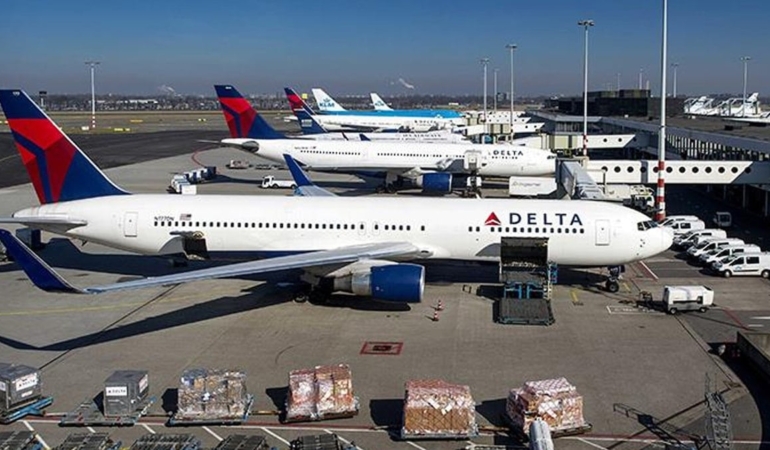 ABD’de faciaya ramak kala:  İki yolcu uçağı pistte çarpıştı