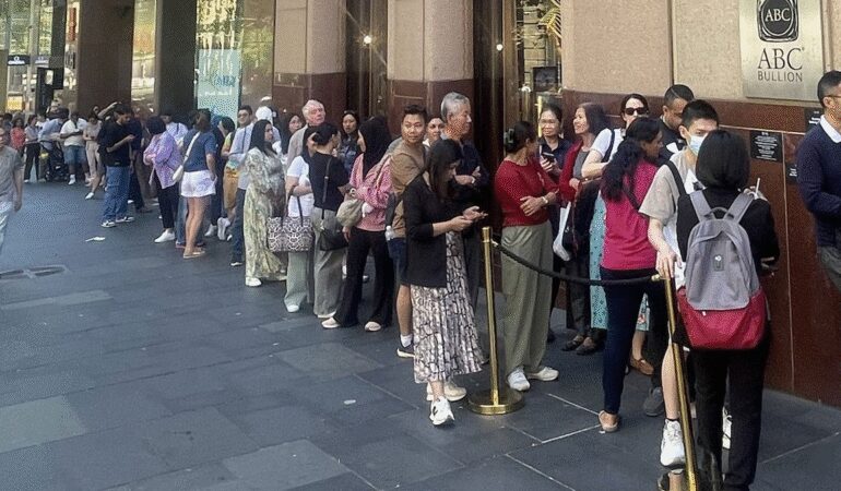 Altın fiyatları düştü uzun kuyruklar oldu: Dünyanın dört bir yanında hücum ediyorlar