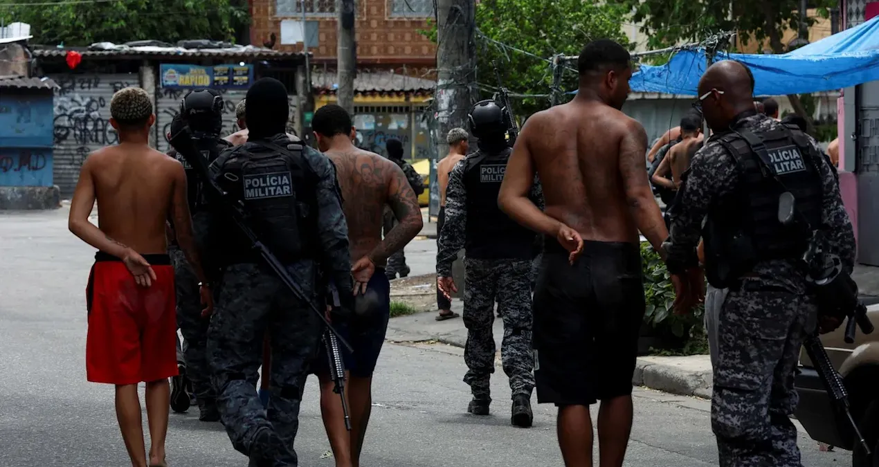 brezilyada-favela-operasyonu-4u-polis-60-kisi-oldu-IcbBMWjp.jpg