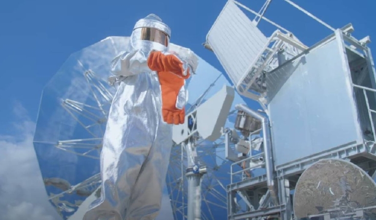 Dünyanın ilk güneş fırını çalışmaya başladı: Çeliği bile eritiyor