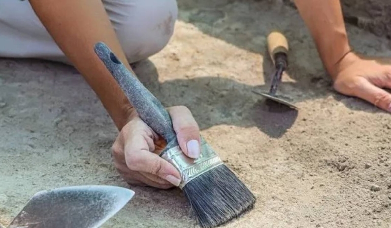 Evinin bahçesinden 11 bin yıllık hazine çıktı