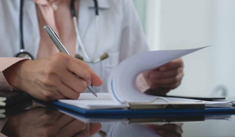 Evrensel şikayet yavaş yavaş tarih oluyor: Bir ülke doktorların anlaşılmaz el yazısını yasakladı