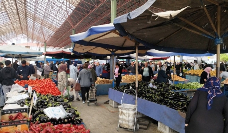 Halk pazara artıkları toplamaya gidiyor