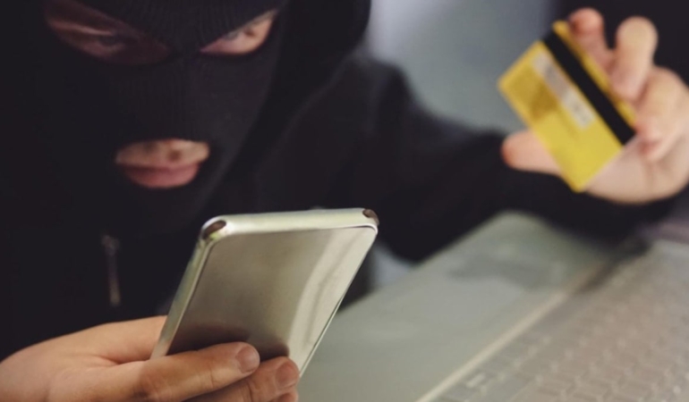 Kendisini dolandırmaya çalışanları dolandırdı