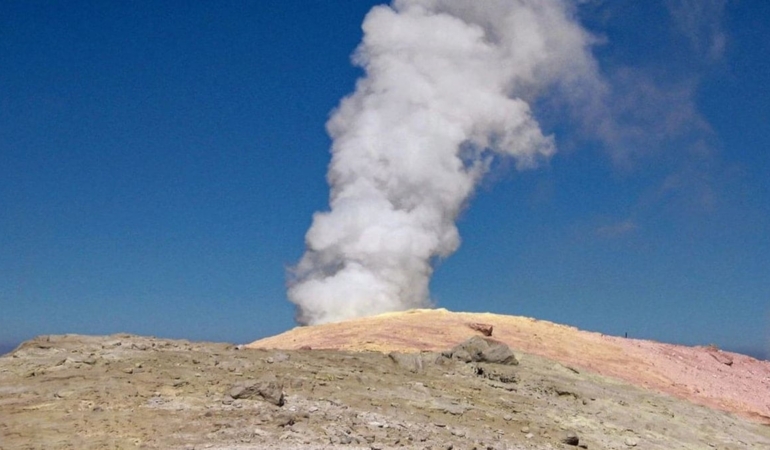 Komşu ülkede 710 bin yıldır uyuyan yanardağı uyandı! Koku ihbarları gelmeye başladı