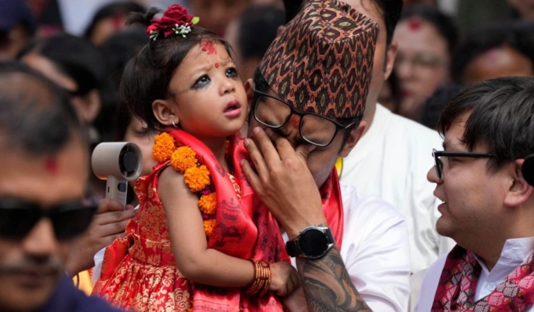 Nepal’de 2 yaşındaki çocuk tanrı seçildi! Ailesinden alınıp tapınağa yerleştirildi