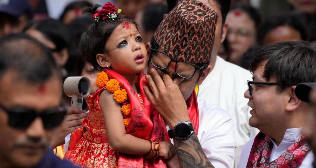 nepalde-2-yasindaki-cocuk-tanri-secildi-ailesinden-alinip-tapinaga-yerlestirildi-sJiMj1Hd.jpg