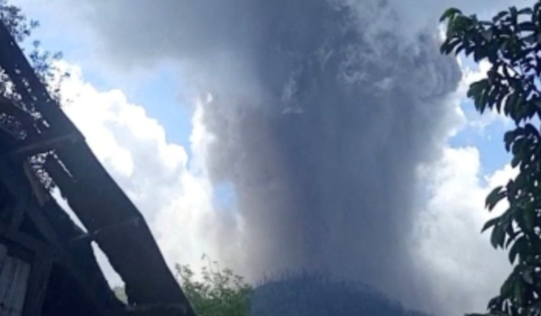 Pasifik Ateş Çemberi’nde patlama: Lav ve kül gökyüzünü kapladı, uçuşlar durdu