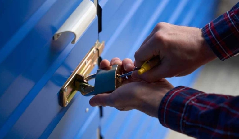 Satın aldığı deponun anahtarını çevirir çevirmez büyük bir sürprizle karşılaştı: Hayallerinin bile ötesinde…