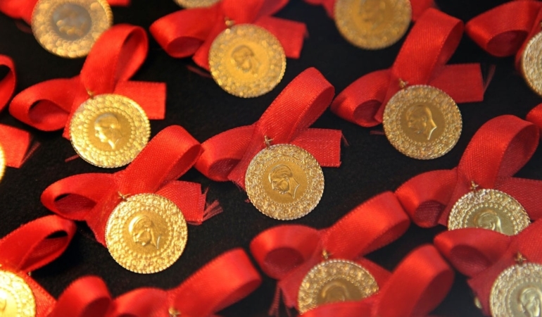 Sert düşüş sonrası panik başladı! Altınını bozduran parasını oraya yatırmaya başladı