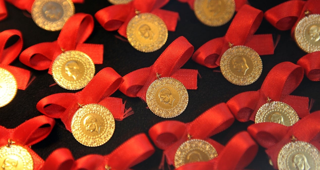 sert-dusus-sonrasi-panik-basladi-altinini-bozduran-parasini-oraya-yatirmaya-basladi-RdWGKAA4.jpg