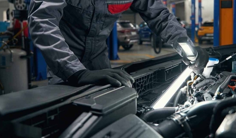 Sürüş çözümleri uzmanı Anam Barkan, arabaları 300.000 KM’ye gelmeden mahvedebilecek en yaygın hatayı açıkladı