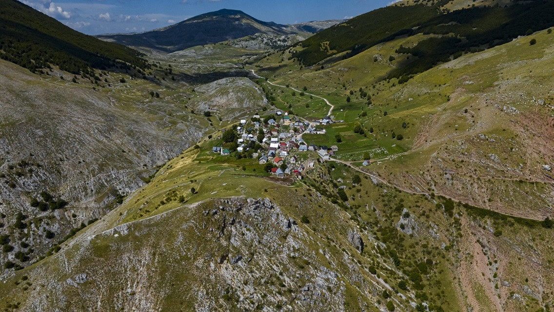 teknoloji-yok-gurultu-yok-daglarin-arasinda-bir-yasam-GYEJXmQL.jpg