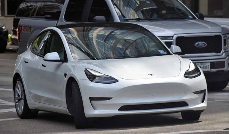 Tesla otonom sürüşte öyle bir şey yaptı ki ABD yetkilileri 2.8 milyon araç hakkında soruşturma başlattı